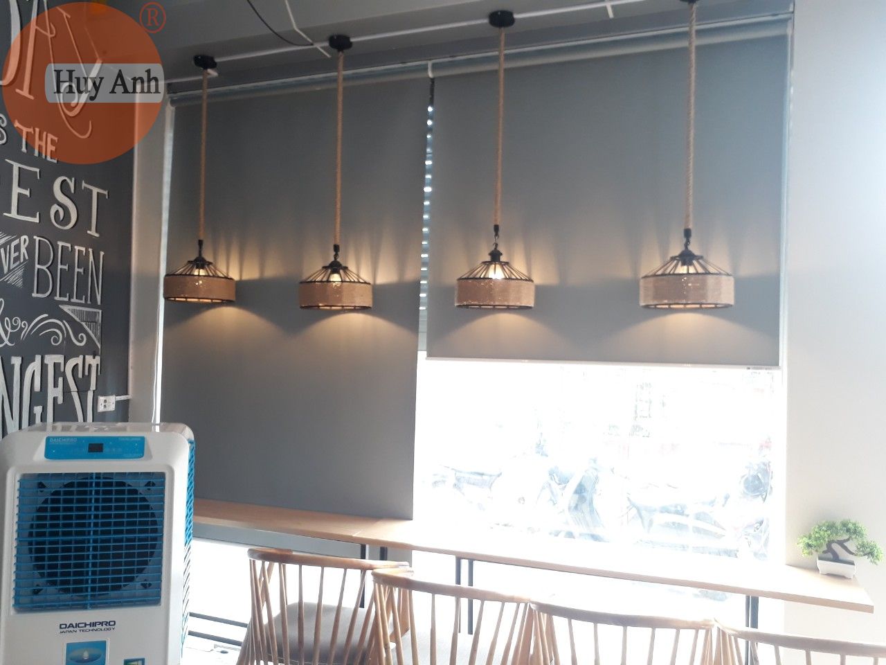 rèm cuốn che nắng cửa kính quán cà phê